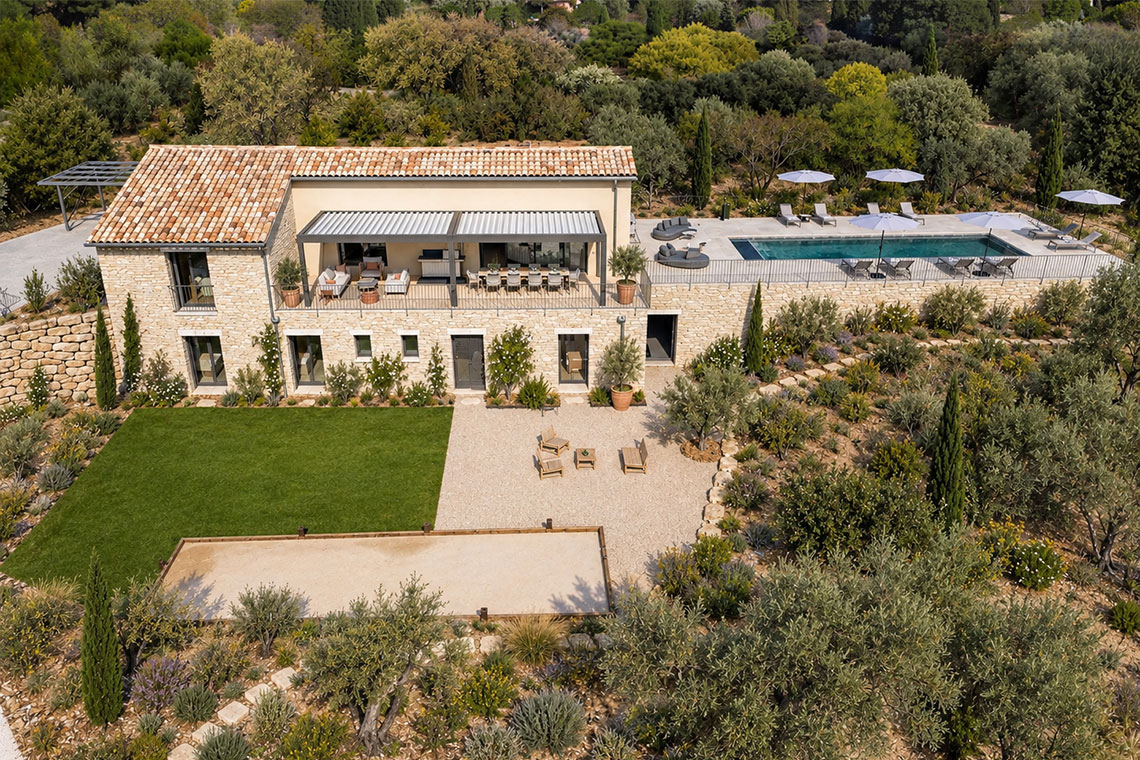 Vue aérienne d'une maison contemporaine en pierre avec piscine et jardin à Saint-Saturnin-lès-Apt