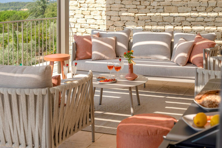 Salon de jardin couvert sous terrasse ombragée avec mobilier contemporain