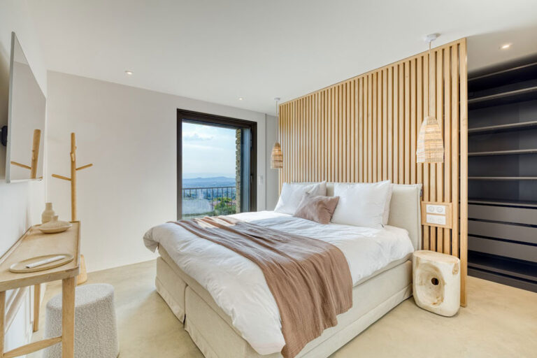 Chambre à coucher contemporaine avec claustra en bois et ouverture sur l'extérieur