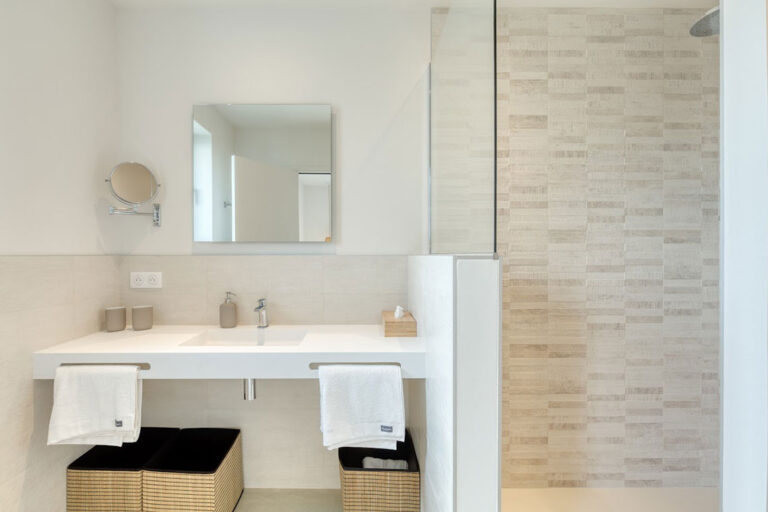Salle de bain moderne aux tons neutres avec meuble vasque et douches intégrées